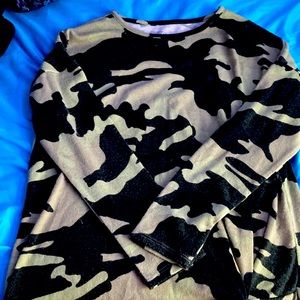 A long sleeve girl camouflage girls shirt 14/16 XL/XG